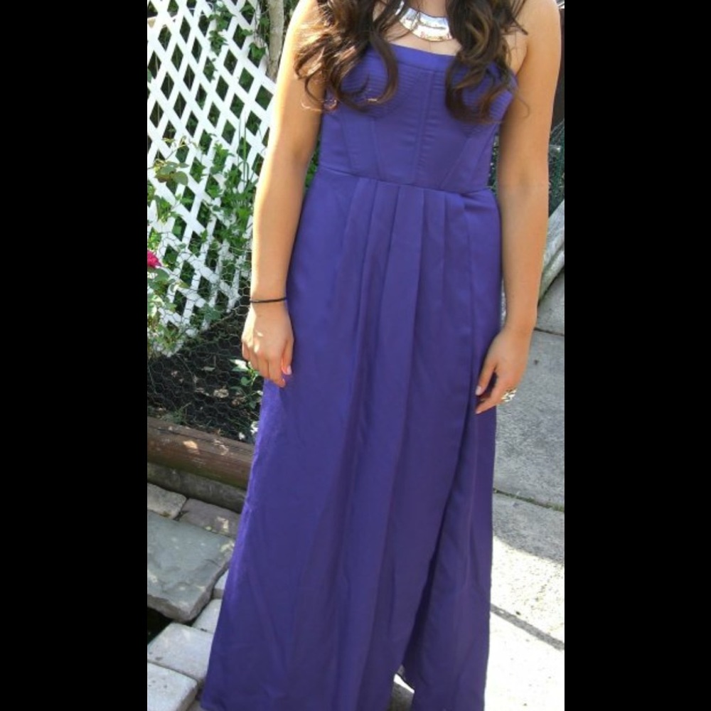 Beautiful BCBG gown with ribbed bodice